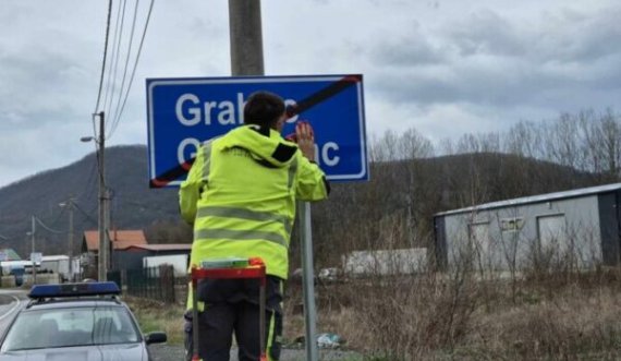 Tabelat e reja në veri po pastrohen pasi u shkarravitën me sprej