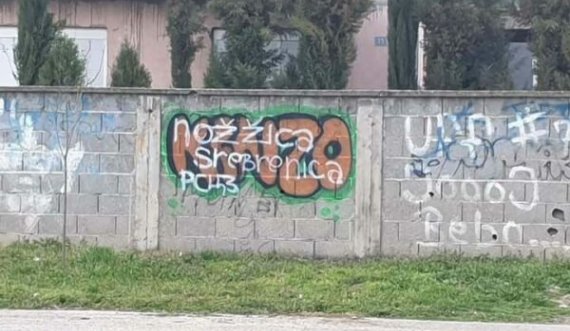 Në Janjë të BeH-së u shfaqën mbishkrime skandaloze që glorifikojnë gjenocidin dhe kriminelin Mlladiq