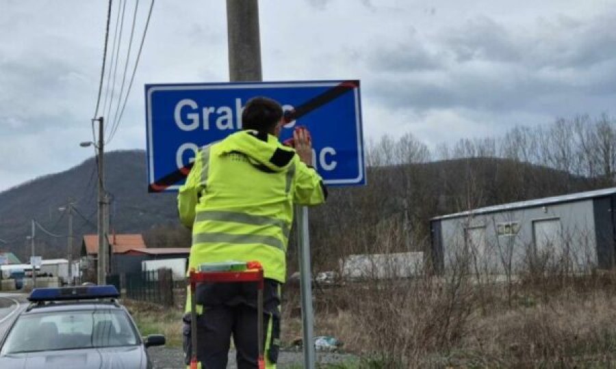 Tabelat e reja në veri po pastrohen pasi u shkarravitën me sprej