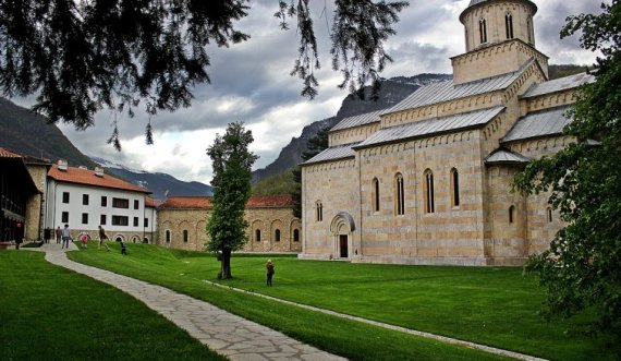 Manastiri i Deçanit regjistron pronësinë e 24 hektarëve tokë