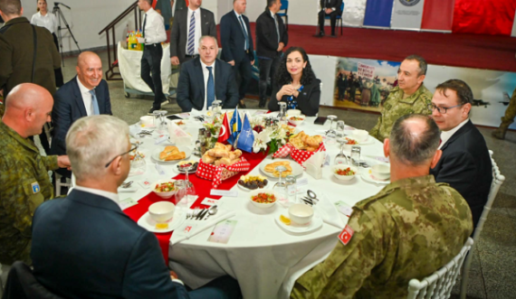 Presidentja Osmani shtron iftar për ushtarët e KFOR-it turk në Kosovë