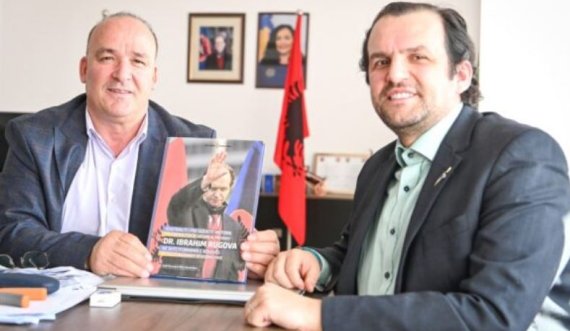 Bulliqi e njofton djalin e Rugovës se ku do të vendoset shtatorja e presidentit 