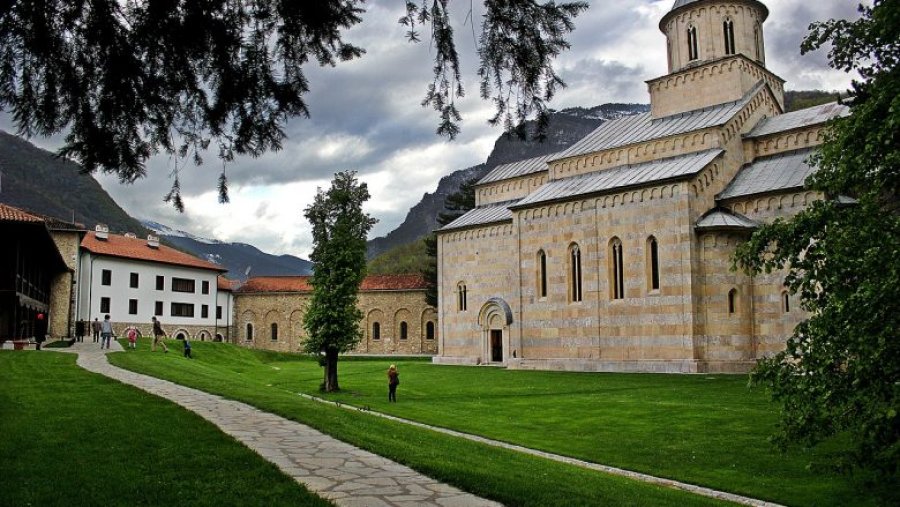 Manastiri i Deçanit regjistron pronësinë e 24 hektarëve tokë
