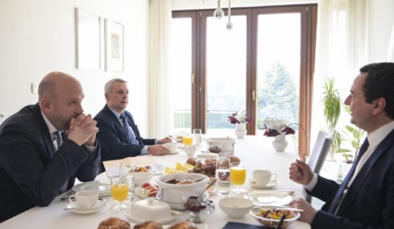 Kurti takohet me emisarin gjerman pas vendimit për Manastirin: Kosova është e përkushtuar për fqinjësi të mirë