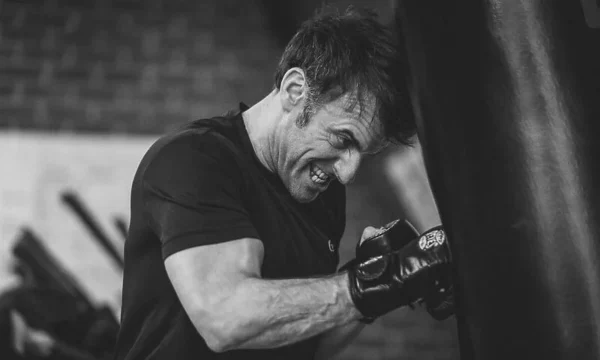 Zyra e Macron publikon disa fotografi të tij duke goditur një thes boksi gjatë stërvitjeve