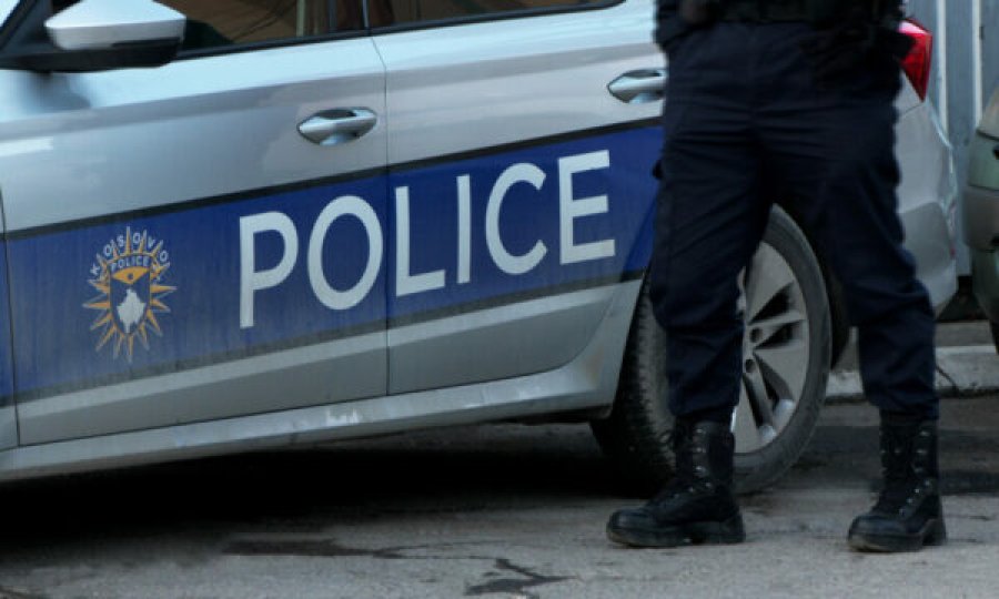 Dy persona gjuajnë me armë në Mitrovicë, policia gjen dhe konfiskon 91 gëzhoja