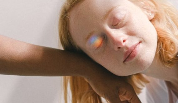 Çfarë ndodh kur dikush na jep një përkëdhelje?