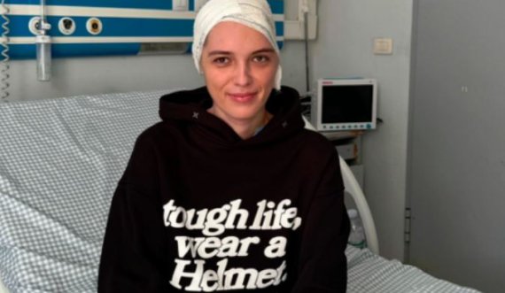 Elza Ujkani të cilën e zuri çatia e Komunës së Prishtinës sot ka dalur nga spitali