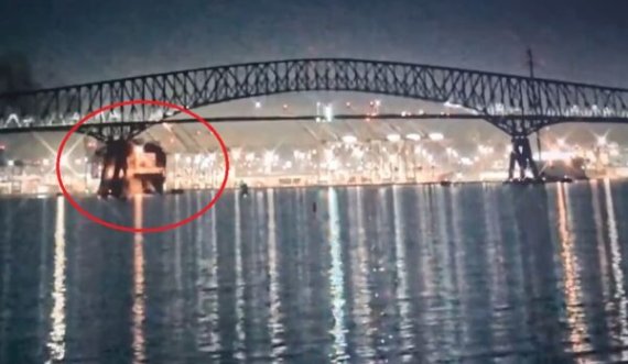 Filmohet momenti kur anija goditi urën: Të paktën 7 persona përfunduan në ujë, publikohen pamjet dramatike