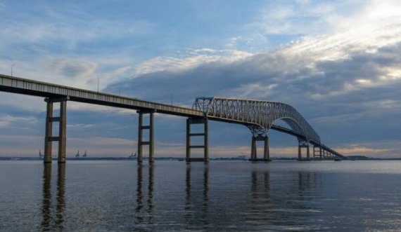 Shembet një pjesë e urës në Baltimore të SHBA-së, veturat bien në ujë