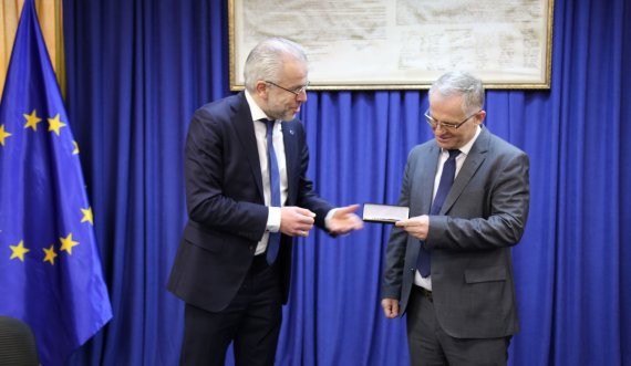 Eurodeputeti i PE-së ia dhuron Bislimit penën me të cilën u nënshkrua vendimi për vizat