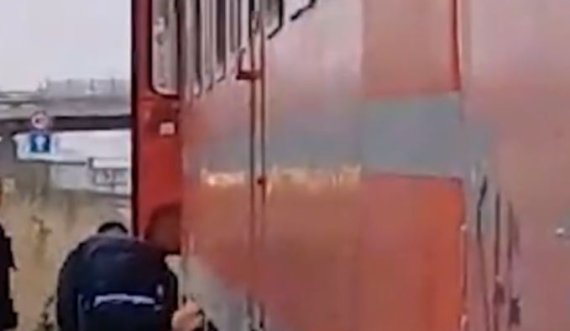 Gruas që u godit nga treni i ofrojnë ndihmë policët e ushtarët