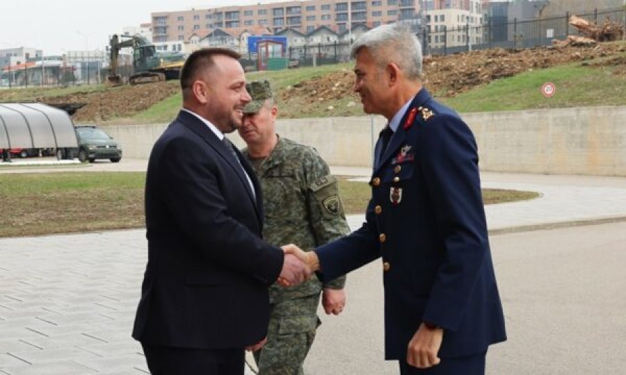 Ministri Ejup Maqedonci takon zyrtarin turk, flasin për sigurinë, zhvillimin e FSK’së dhe “kërcënimet që vijnë nga jashtë”