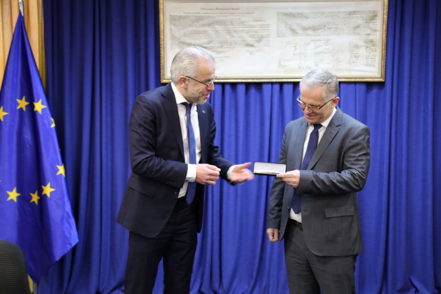 Eurodeputeti i PE-së ia dhuron Bislimit penën me të cilën u nënshkrua vendimi për vizat