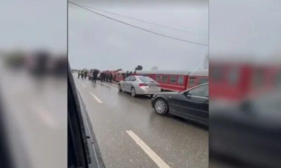 Prishtinë: Këmbësorja që u godit dje nga treni, në gjendje të rëndë