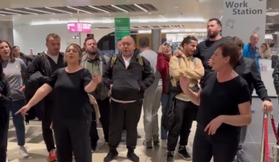 Kori i Filarmonisë së Kosovës ia thojnë këngës në Aeroportin e Romës: Unë biri yt Kosovë