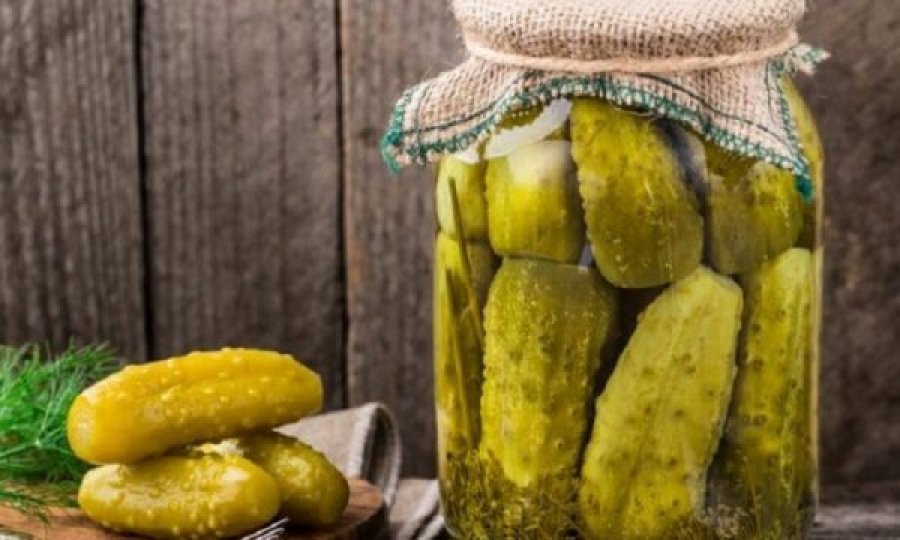 Disa arsye pse nuk duhet ta hidhni lëngun e turshive