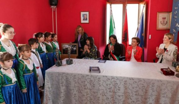 Ministrja Gërvalla në komunën e Shën Benedhitit: Arbëreshët janë shembull unik i ruajtjes së gjuhës dhe identitetit shekullor