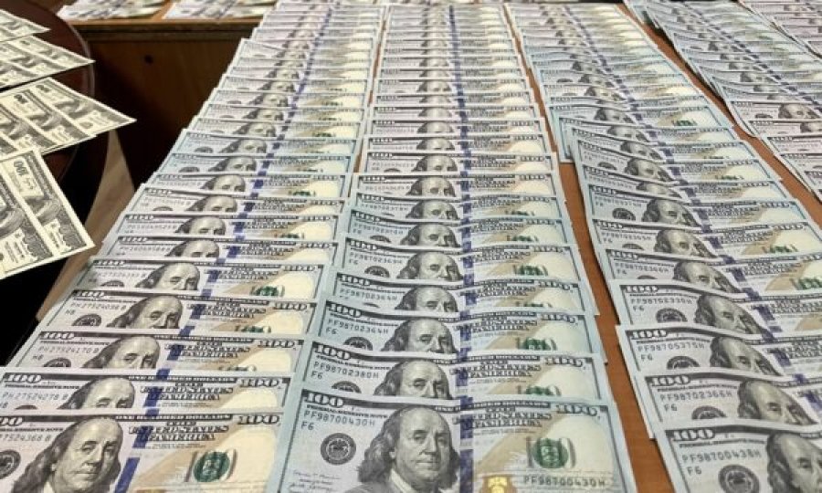 Arrestohet në flagrancë një i dyshuar për futjen e parave false në Kosovë, i konfiskohen 96 mijë dollarë amerikanë – 100$ i shiste për 40 euro