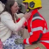 Publikohet momenti kur zjarrfikësi i propozon martesë partneres