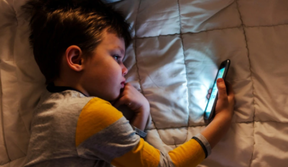 Ndaloni telefonat inteligjentë për fëmijët nën 13 vjeç – televiziorin nën 3 vjeç
