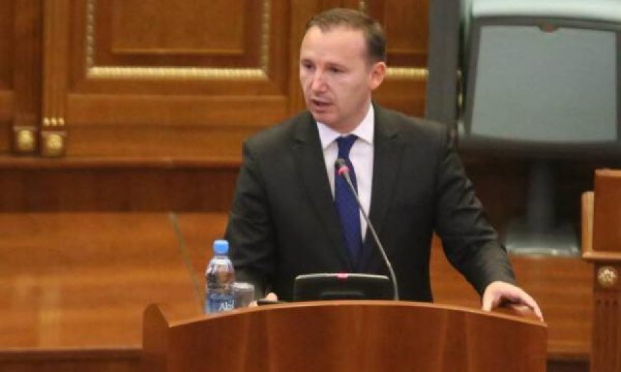 Deputeti Armend Zemaj me  godetje serioze kundër  L V V-së: Me vulën e SHBA-së jeni hajna të certifikuar