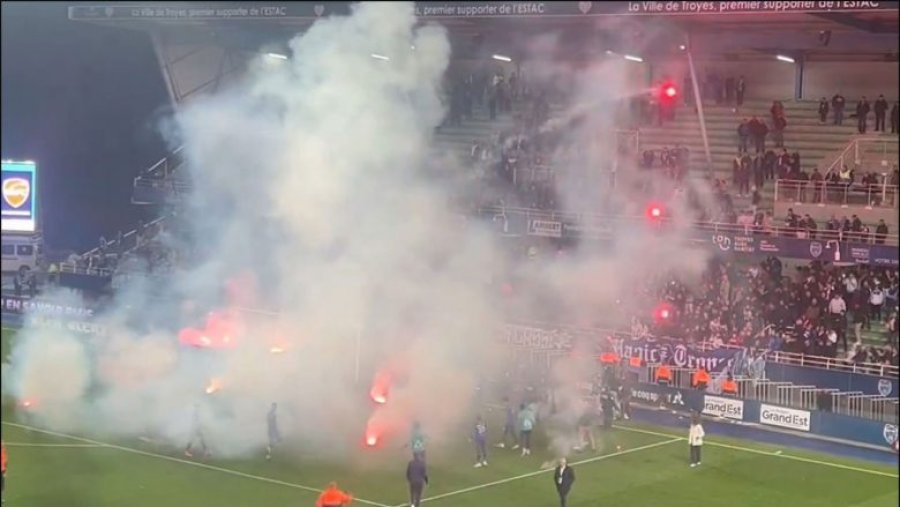 Kaos në statiumin e Francës: Tifozët dhe lojtarët e klubit hodhën fishekzjarrë kundër njëri-tjetrit, pritet ndëshkimi me largim nga liga