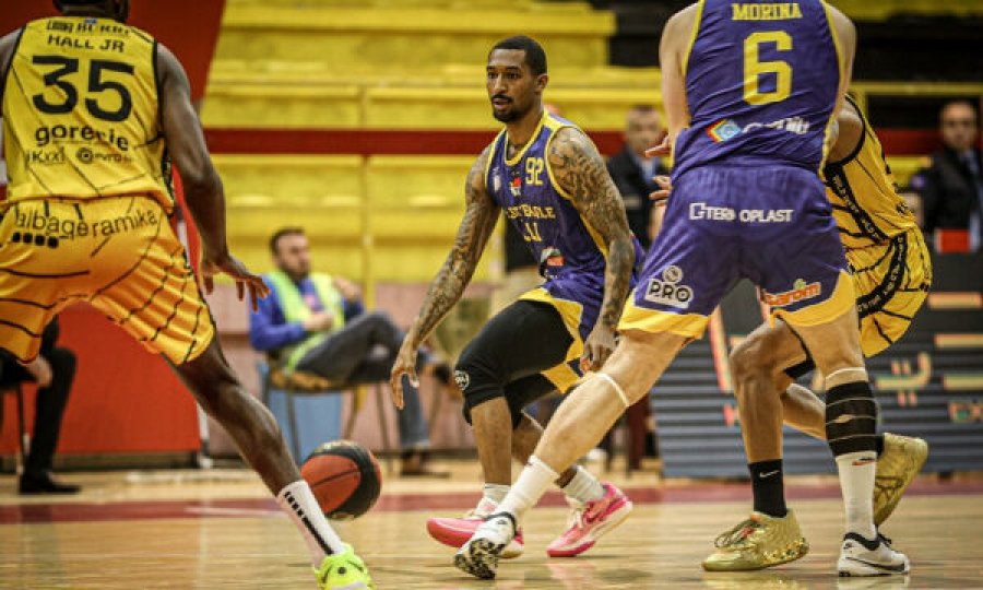 Peja ndahet me trajnerin Hadar