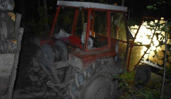 Ferizaj: Tentuan t’i godasin me traktorë policët pasi i kapën me drunj, arrestohen dy të dyshuar – njëri ik