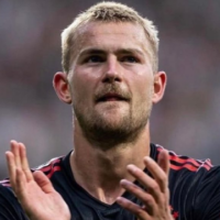 E humbi ndeshjen, qendërmbrojtësi i Bayernit Matthijs de Ligt  ankohet  për gjyqtarët