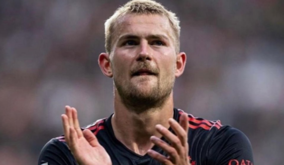 E humbi ndeshjen, qendërmbrojtësi i Bayernit Matthijs de Ligt  ankohet  për gjyqtarët