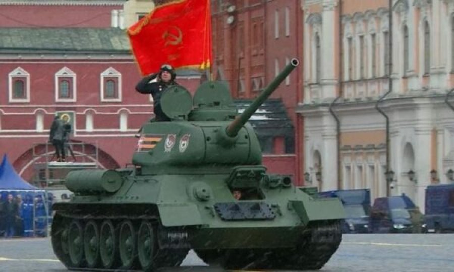 Shfaqen hapur pasojat e luftës në Ukrainë, Rusia në paradë  vetëm  me një tank – dhe atë nga Lufta e Dytë Botërore