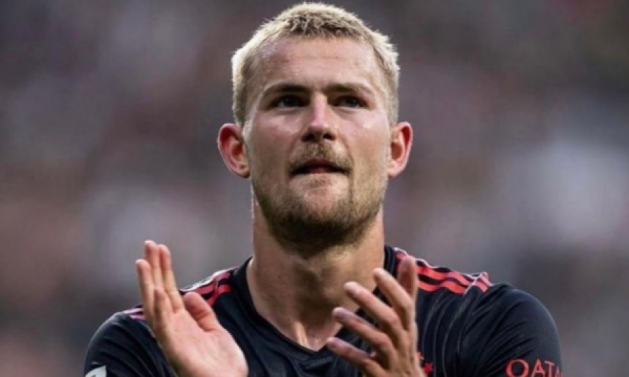 E humbi ndeshjen, qendërmbrojtësi i Bayernit Matthijs de Ligt  ankohet  për gjyqtarët