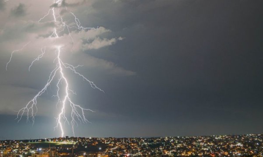 Moti sot  në Kosovë i vranët, me  riga shiu dhe shkarkime rrufesh