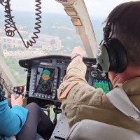 Vjosa Osmani në Teksas, bën mësimin e parë në pilotim të helikopterit me pilotin që kishte shërbyer në Kosovë para 15 vitesh