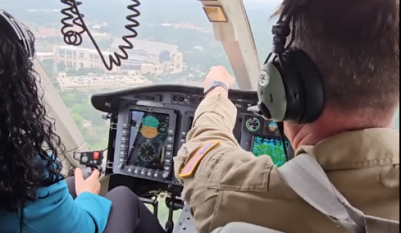 Vjosa Osmani në Teksas, bën mësimin e parë në pilotim të helikopterit me pilotin që kishte shërbyer në Kosovë para 15 vitesh