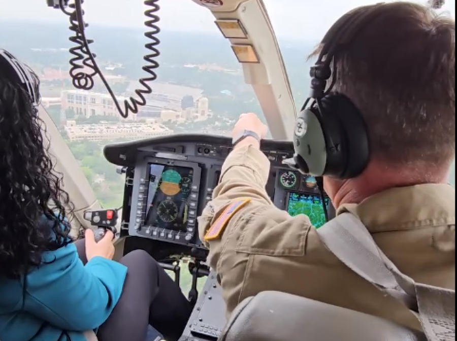 Vjosa Osmani në Teksas, bën mësimin e parë në pilotim të helikopterit me pilotin që kishte shërbyer në Kosovë para 15 vitesh