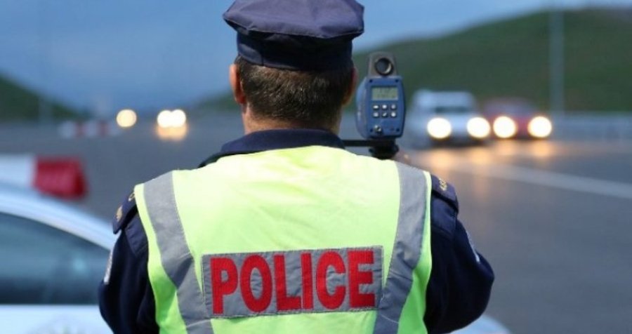 Policia gjobit dy persona për këtë arsye