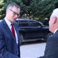 Ministri britanik në Kosovë me Sveçlën  për sigurinë kufitare