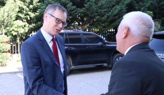 Ministri britanik në Kosovë me Sveçlën  për sigurinë kufitare
