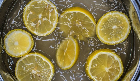 A ndihmon uji me limon të humbni në peshë?