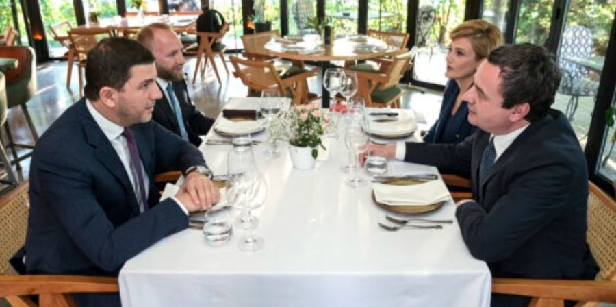Publikohen pamje nga darka e sotme e Kurtit me Krasniqin