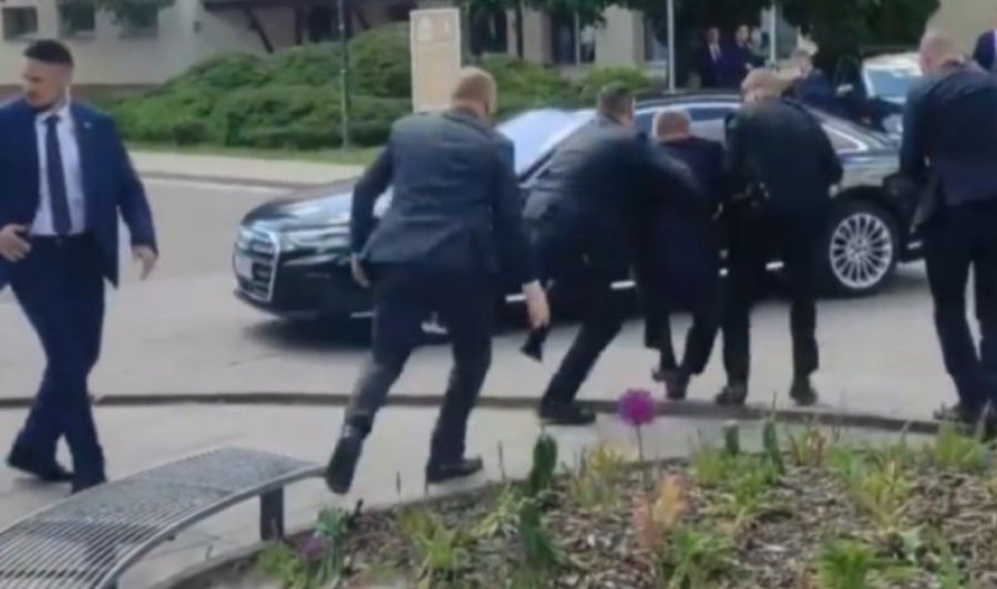 Publikohen pamje kur kryeministri sllovak pas plagosjes futet për krahësh në veturë 