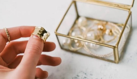 Si t’i pastroni bizhuteritë prej ari si profesionistë