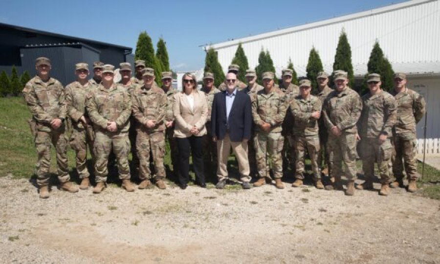 Hovenier takohet me ushtarët amerikanë të dislokuar në Kosovë, informohet për kontributin e ShBA’së në aktivitetet e KFOR