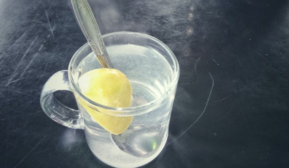 Uji i vakët me limon për shëndet më të mirë