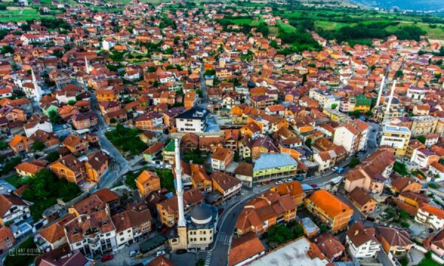  Rahovec: Qytetarit i mbinë vetvetiu kanabisi në oborrin e shtëpisë