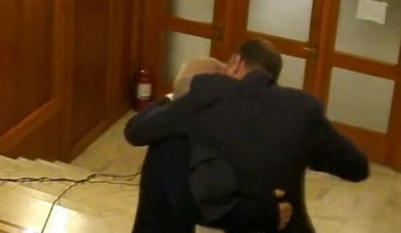 Dy deputetë përleshen fizikisht në Rumani