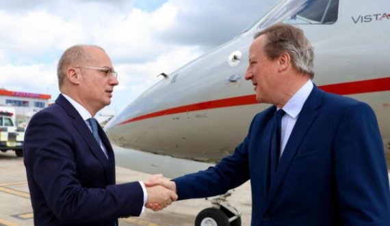 Ethet e kërcënimit  të sigurisë në Ballkanin Perëndimor, kryediplomati britanik David Cameron arrin në Tiranë