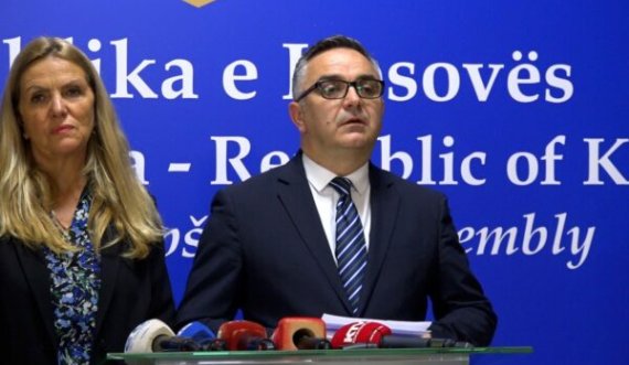 Tahiri: AAK nuk e mbështet shpërbërjen, kërkon shkarkimin ose dorëheqjen e kryeministrit